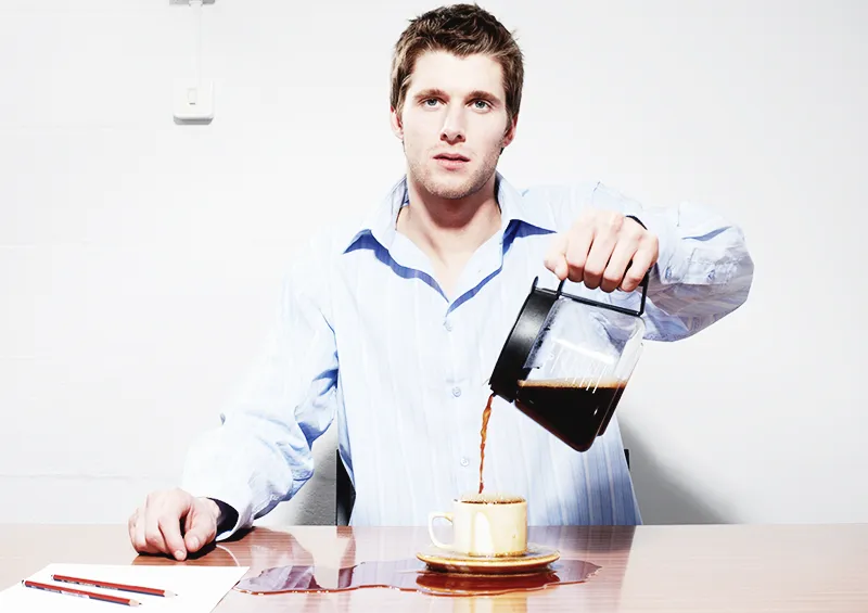 Stress im Büroalltag: Kaffee verschüttet am Arbeitsplatz