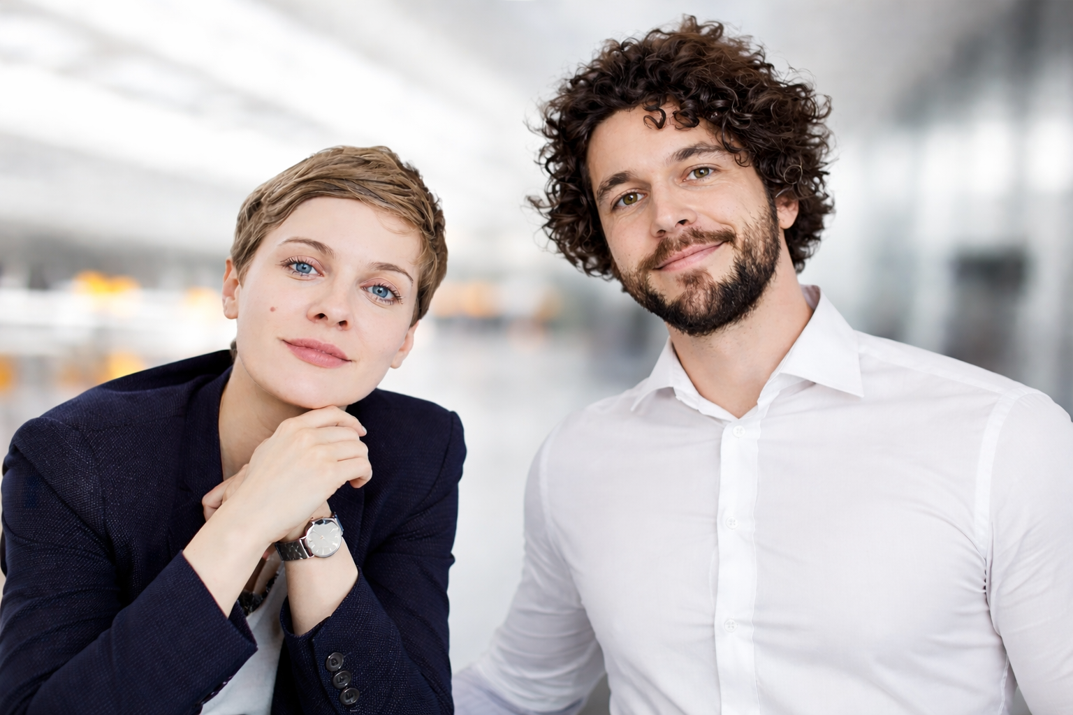 Mann und Frau im Arbeitsumfeld mit ruhigem Blick – Stress bei Männern und Frauen im Berufsalltag