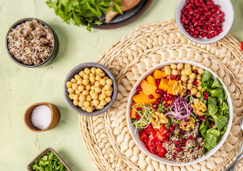 Abbildung veganer Lebensmittel und Gerichte - Thema Nährstoffe bei veganer Ernährung 