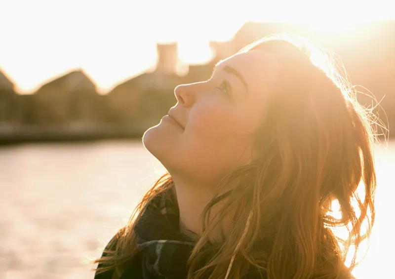Frau die sich sonnt - Thema Vitamin D 